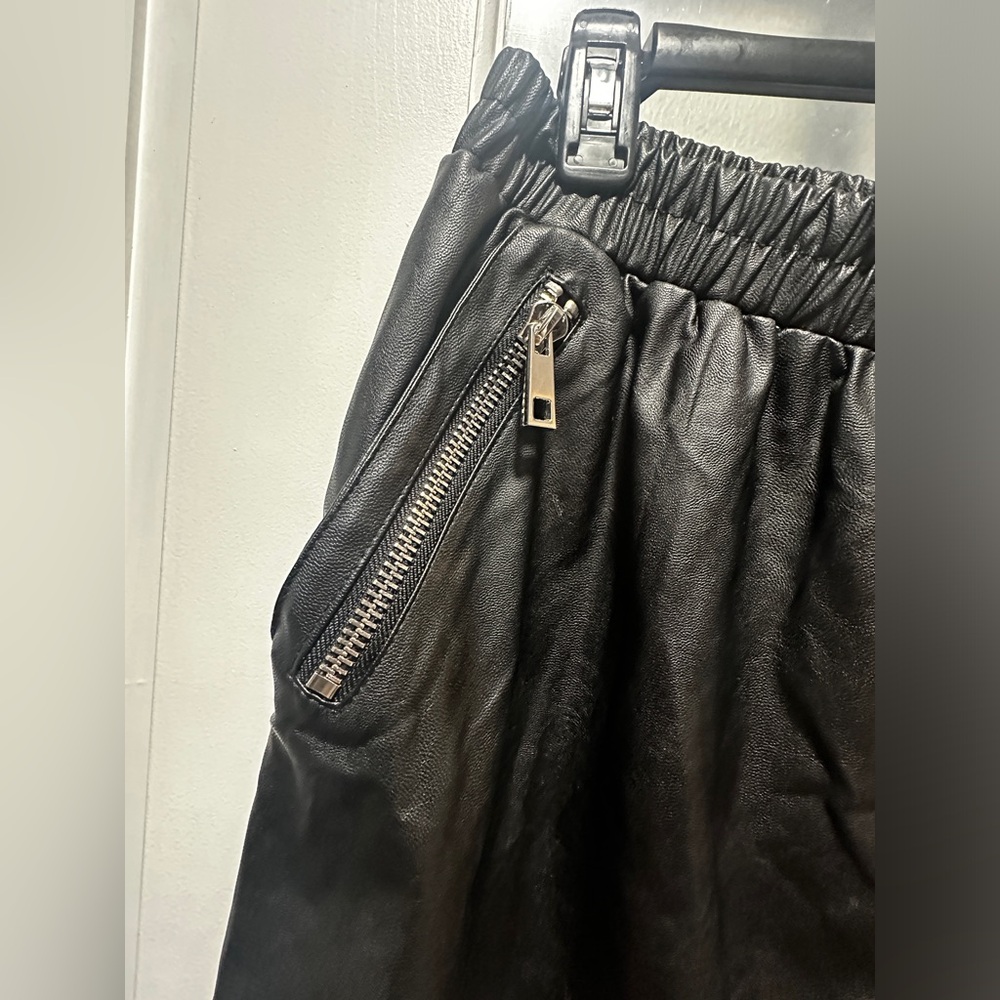 ASOS DESIGN Black Faux Leather Tapered Jogger Pants Size 12 Zipper Pockets - Picture 8 of 11